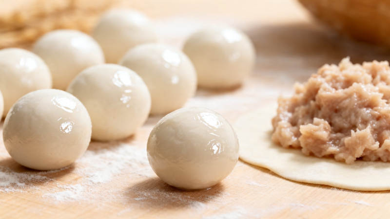 包饺子 面团与肉馅待包图片