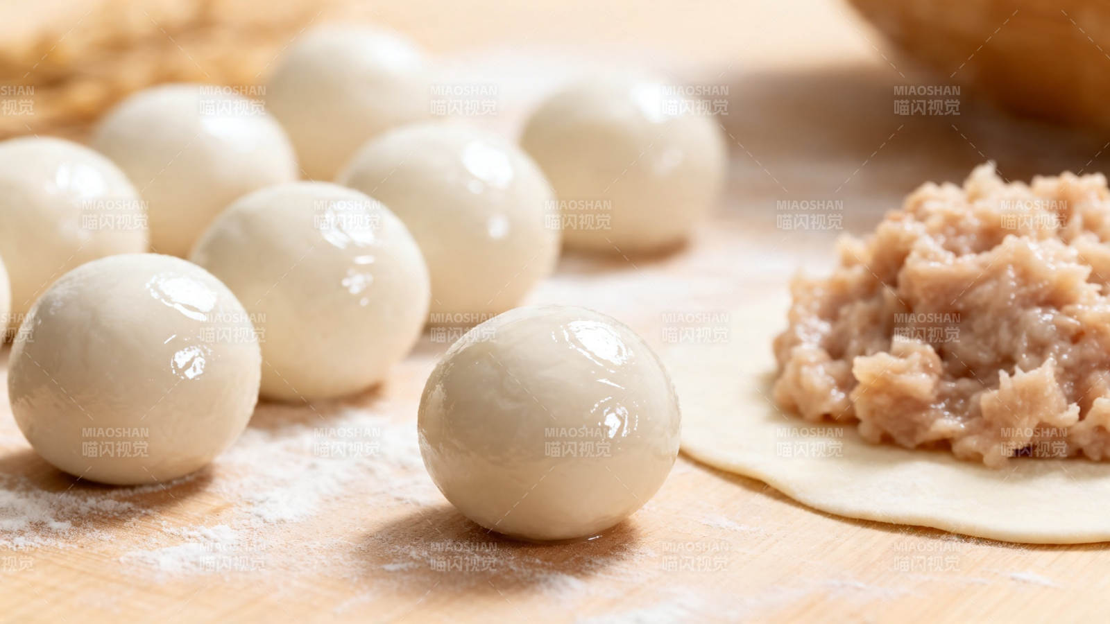 包饺子 面团与肉馅待包图片