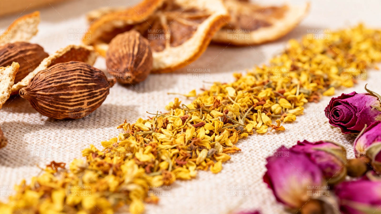 香料与干花静物特写图片