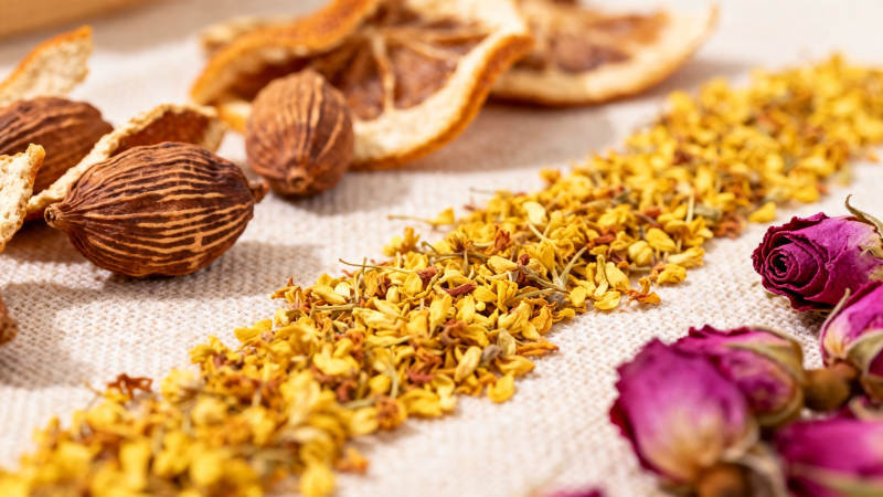 香料与干花静物特写图片