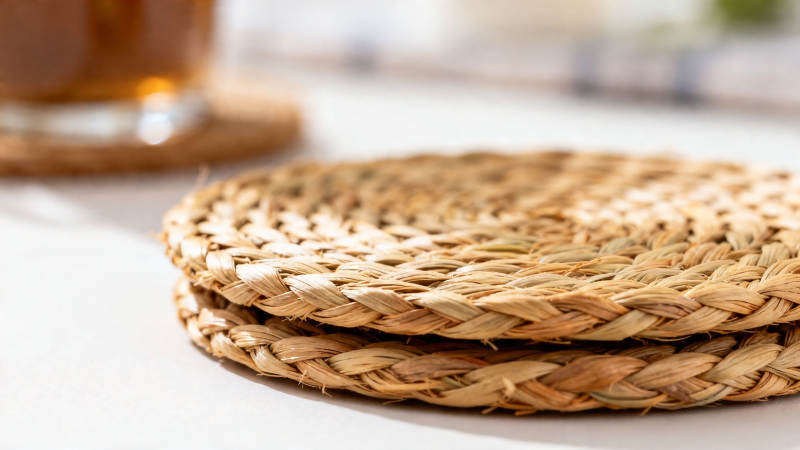 藤编杯垫叠放特写图片