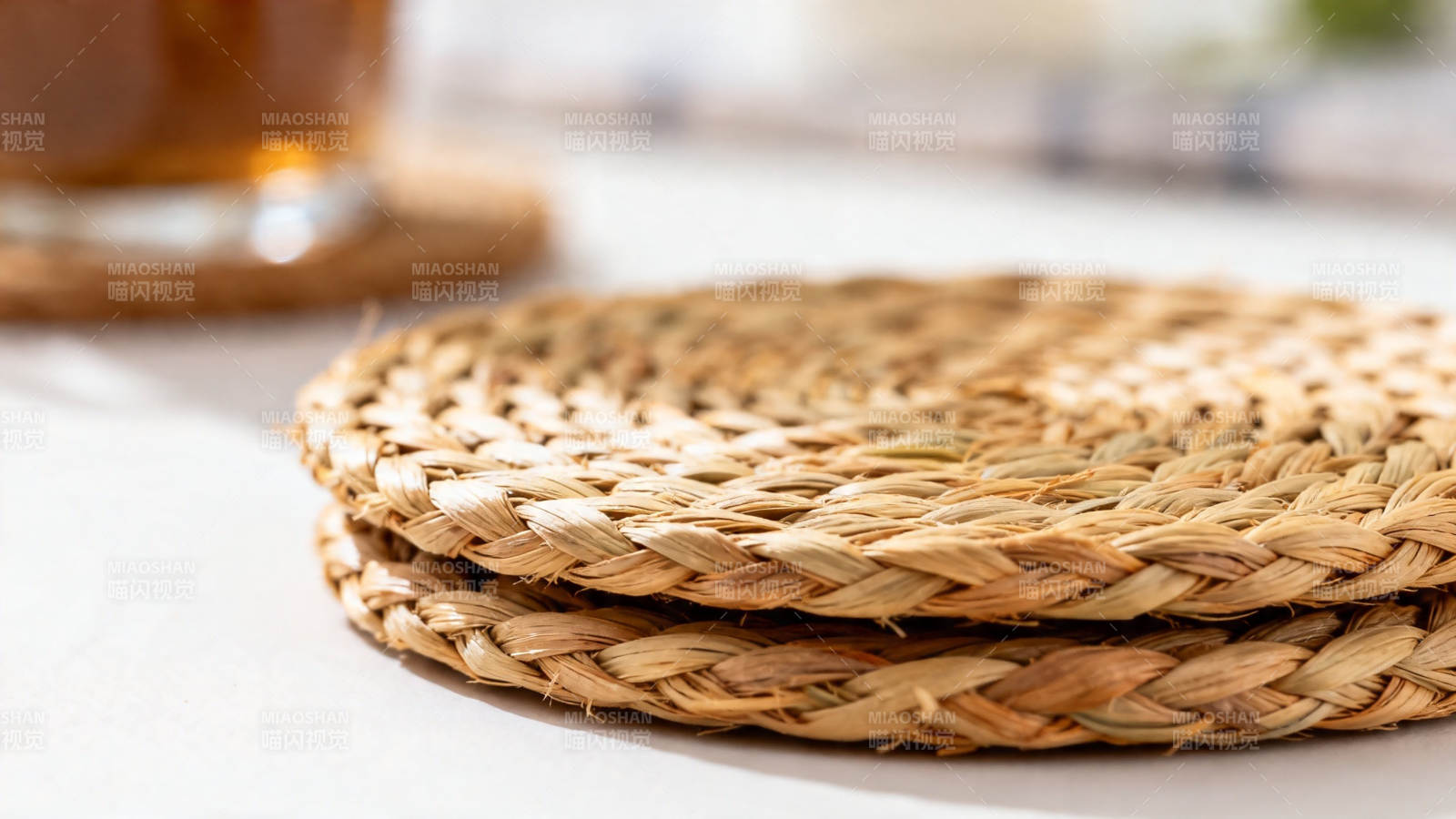 藤编杯垫叠放特写图片