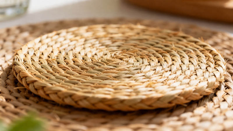 藤编圆形餐垫特写图片