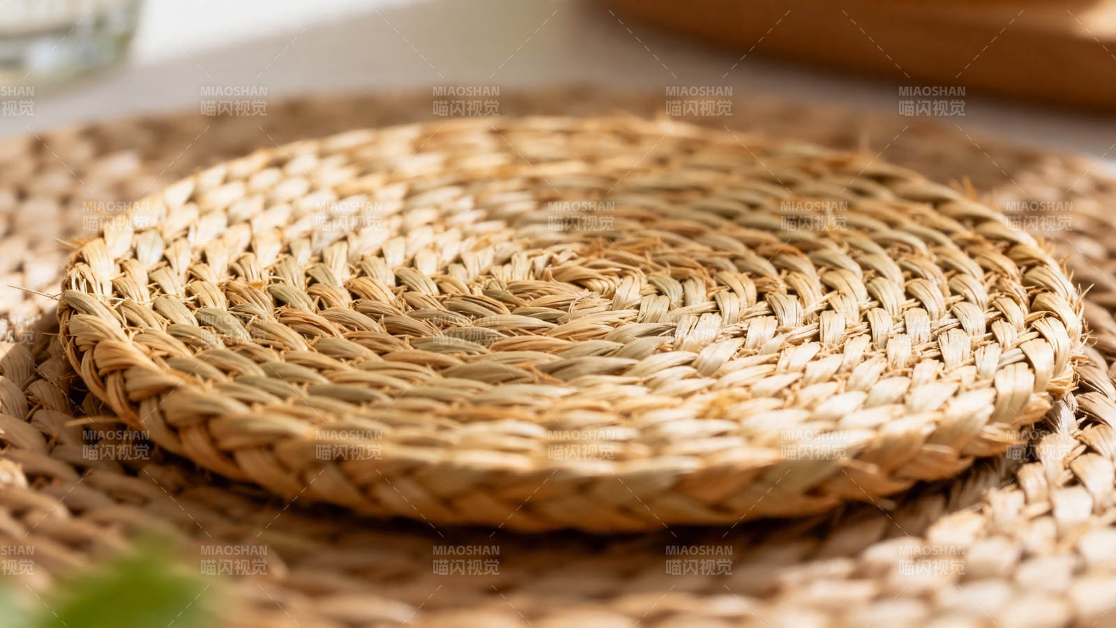 藤编圆形餐垫特写图片