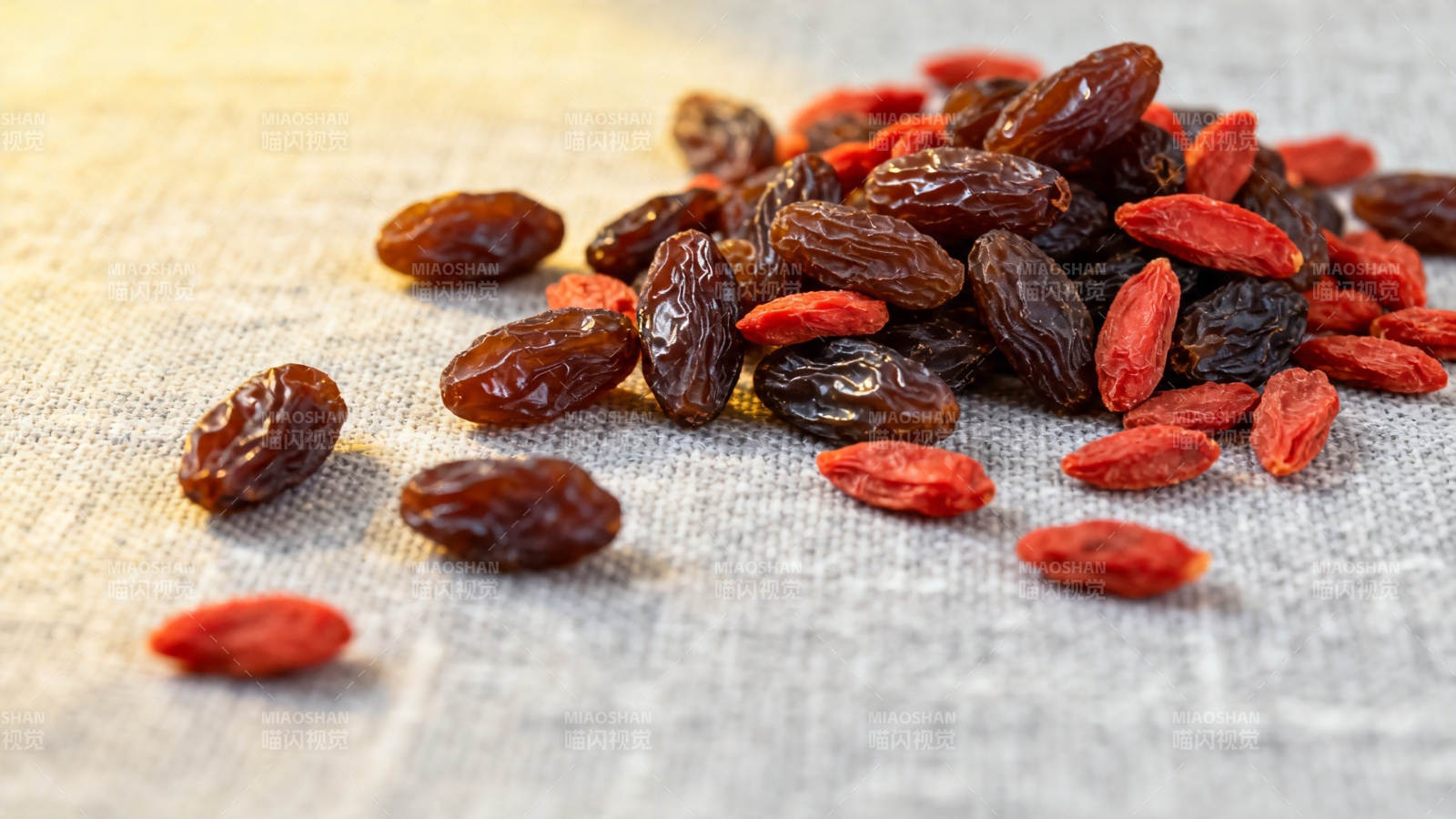 枸杞葡萄干混放特写图片