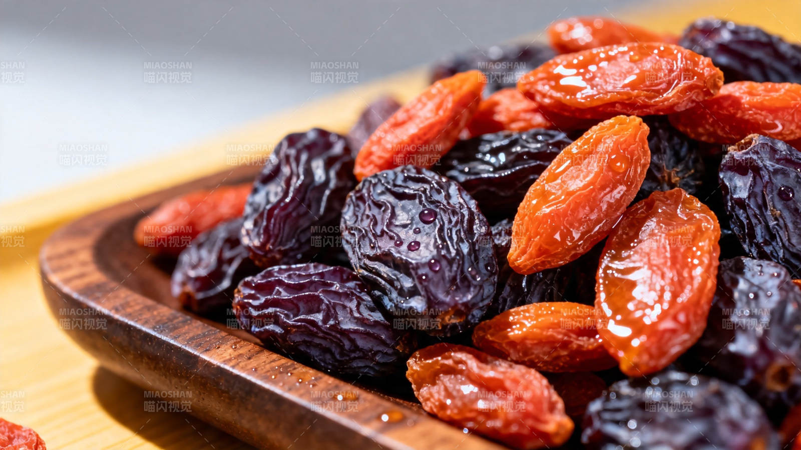 红黑葡萄干 木盘盛放香图片