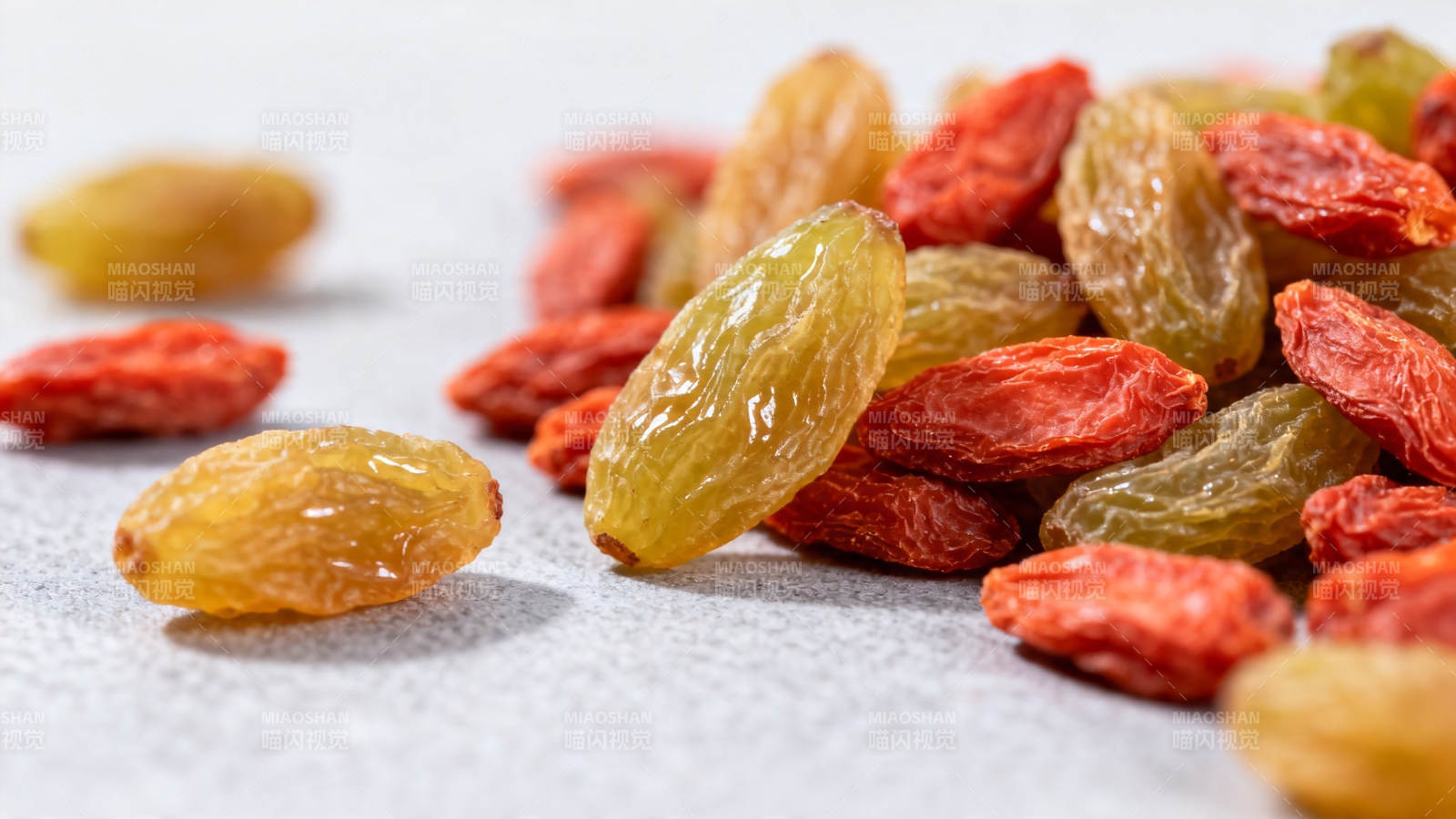 红黄葡萄干特写图片