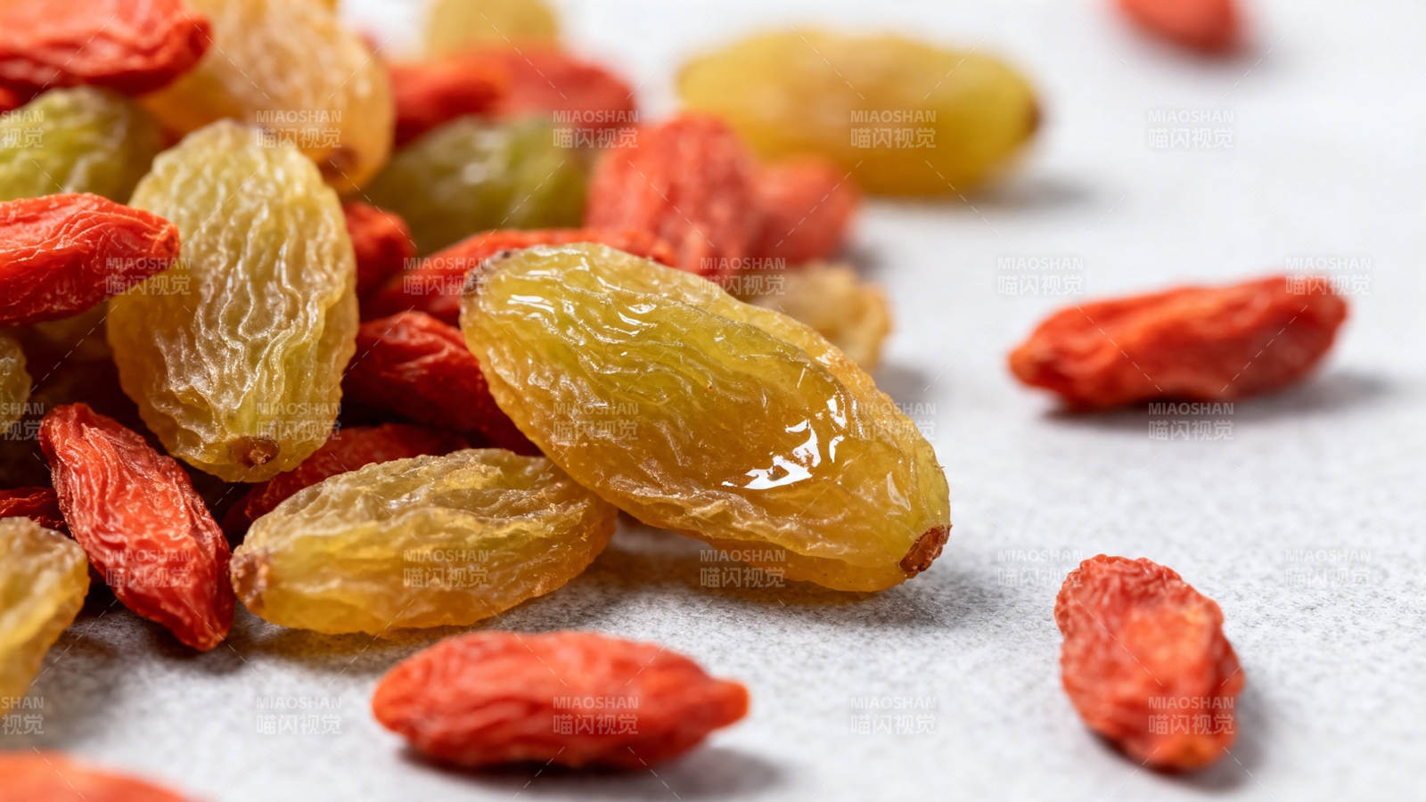 枸杞葡萄干混合特写图片