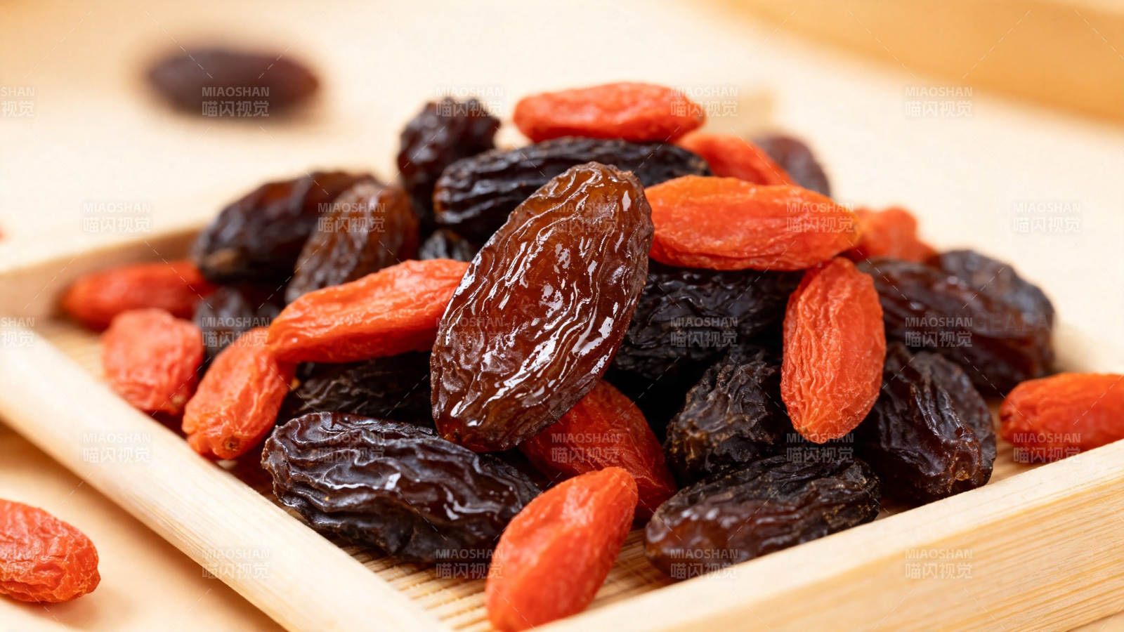 葡萄干与枸杞的美味组合图片