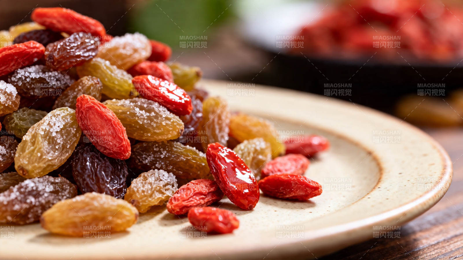 枸杞葡萄干混合果盘图片