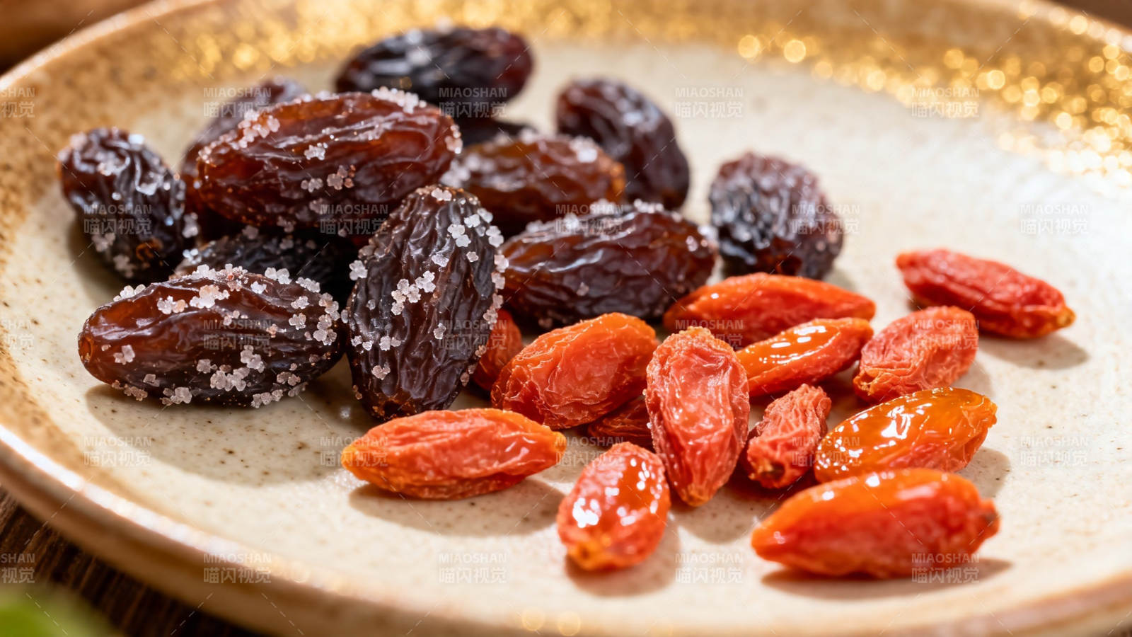 葡萄干与枸杞同盘盛放图片