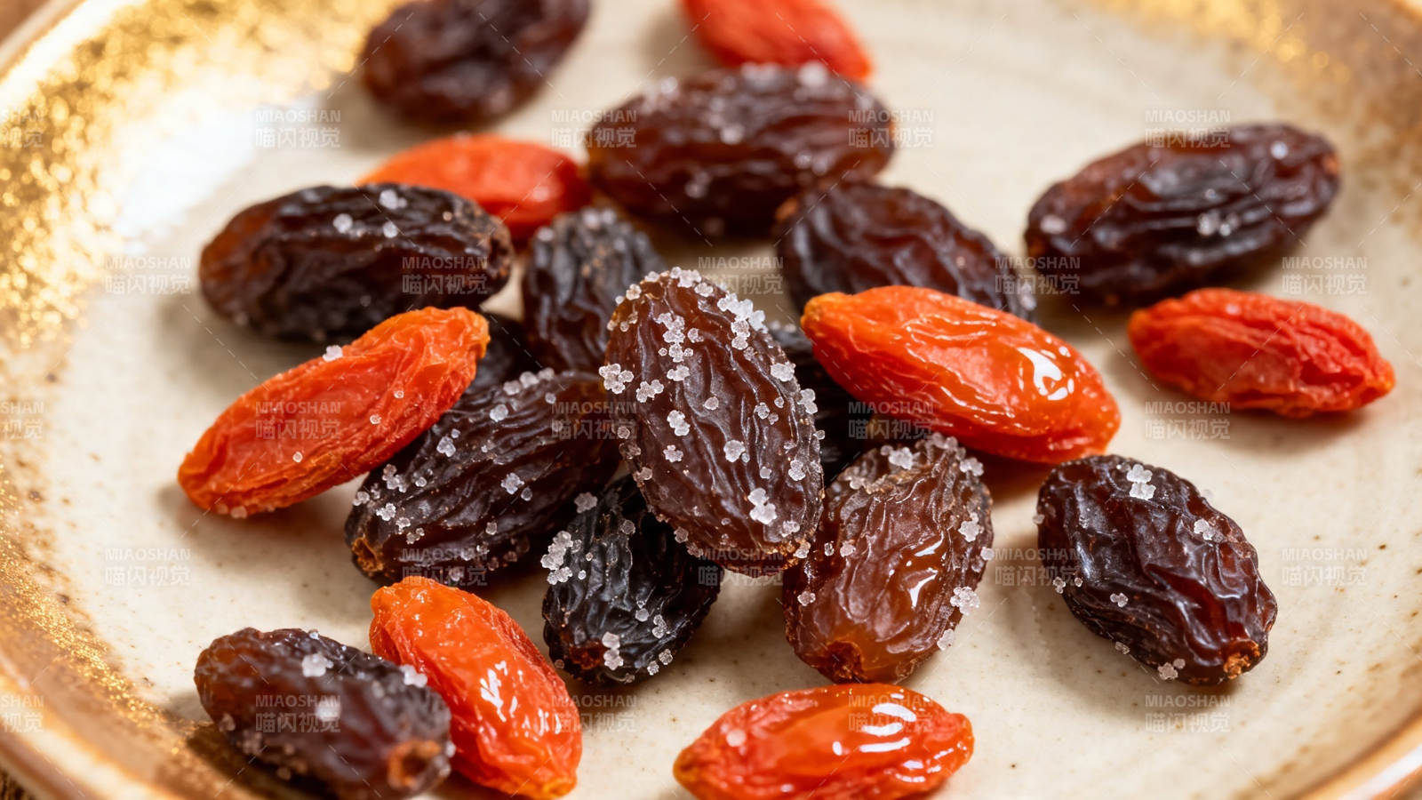 葡萄干与枸杞混装盘中图片