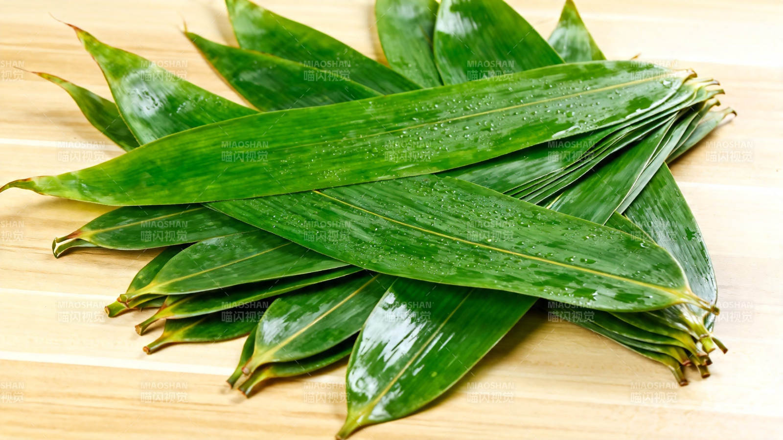 新鲜粽叶堆叠木板上图片