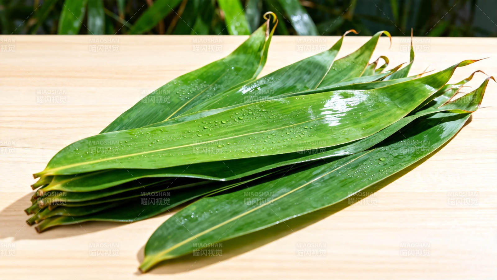 粽叶叠放 清新自然图片