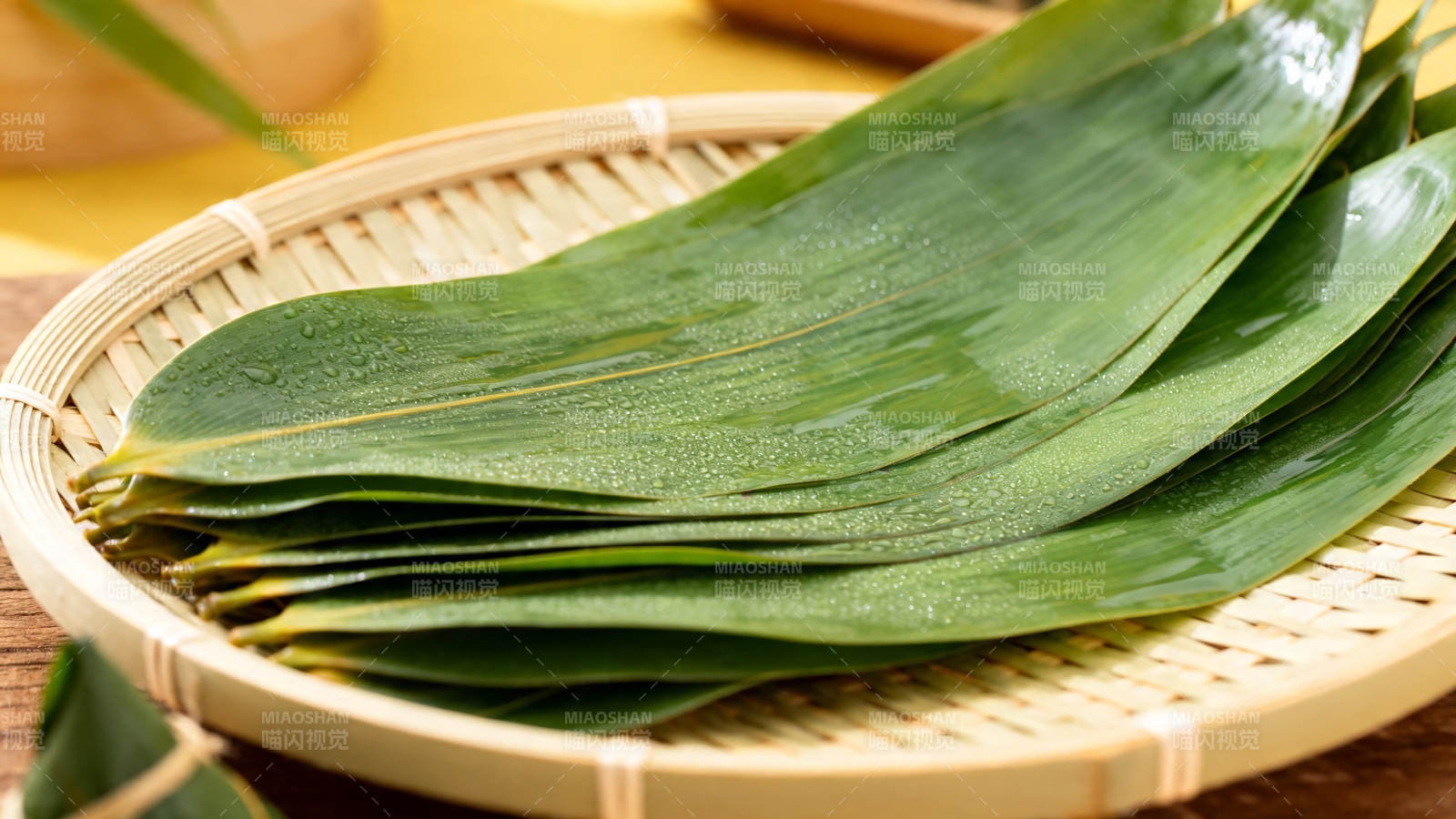 粽叶青翠 竹篮盛放图片