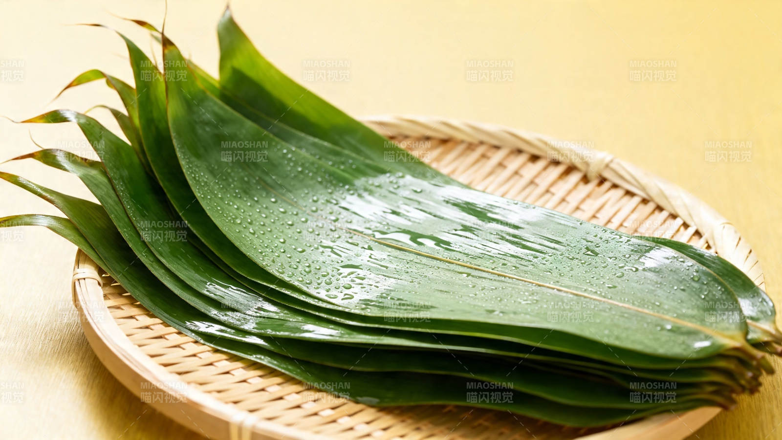 粽叶青翠 竹篮盛放图片