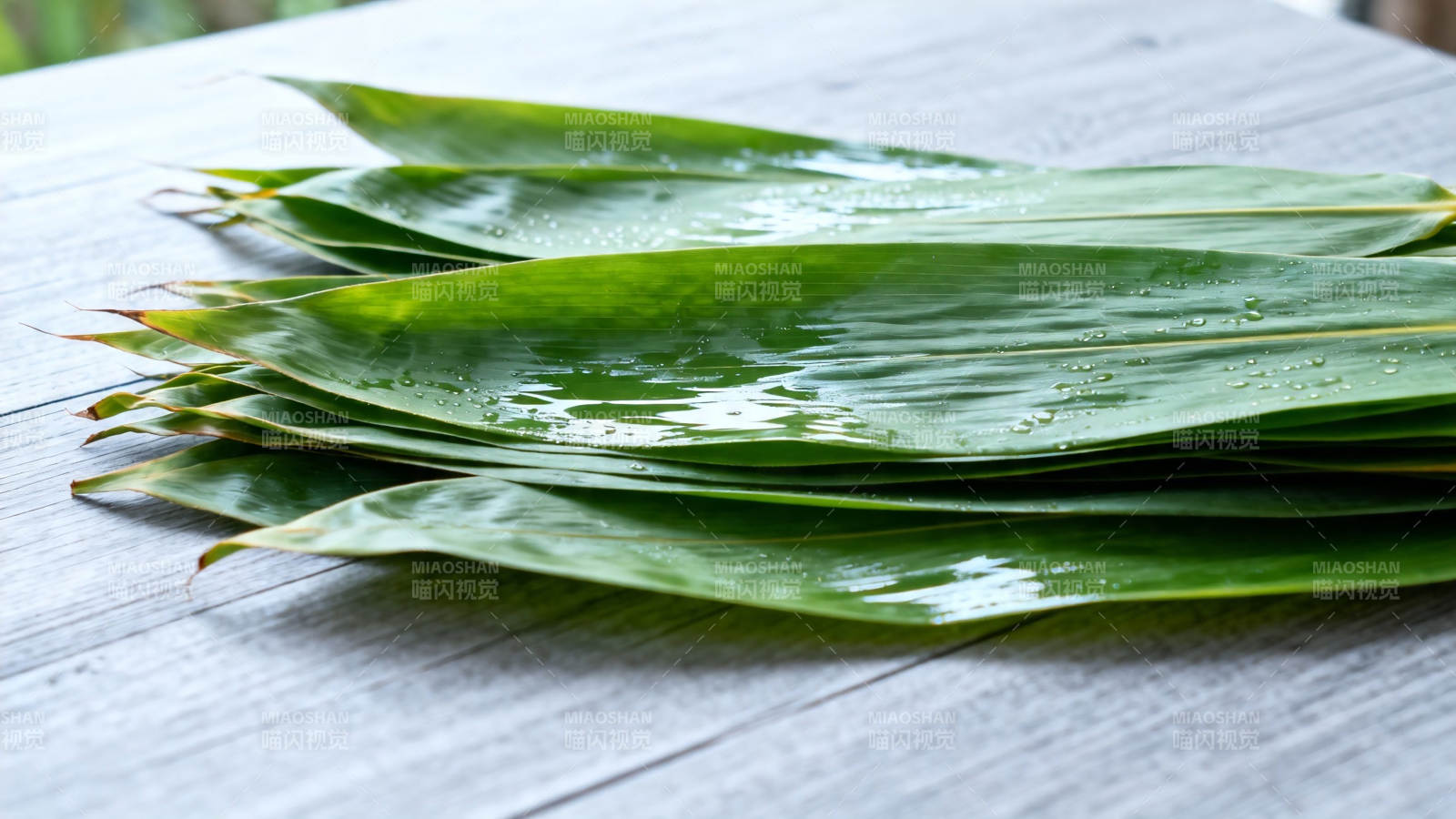 竹叶滴水 清新自然图片