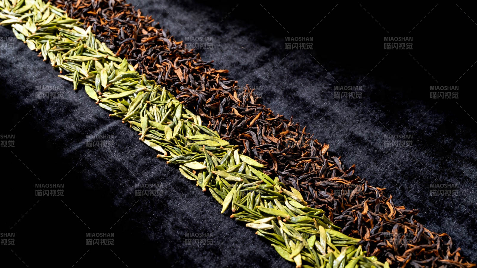 绿茶红茶并列黑布上图片