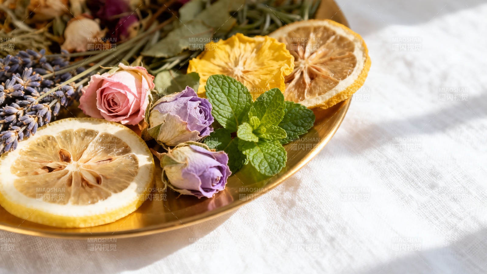 干花柠檬薄荷金盘静物图片