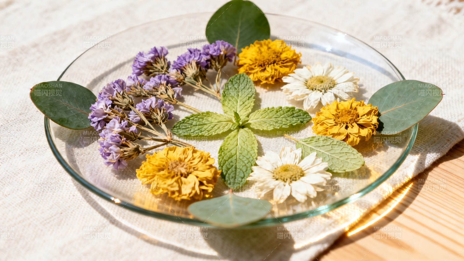 花叶静物 玻璃盘中的自然诗图片