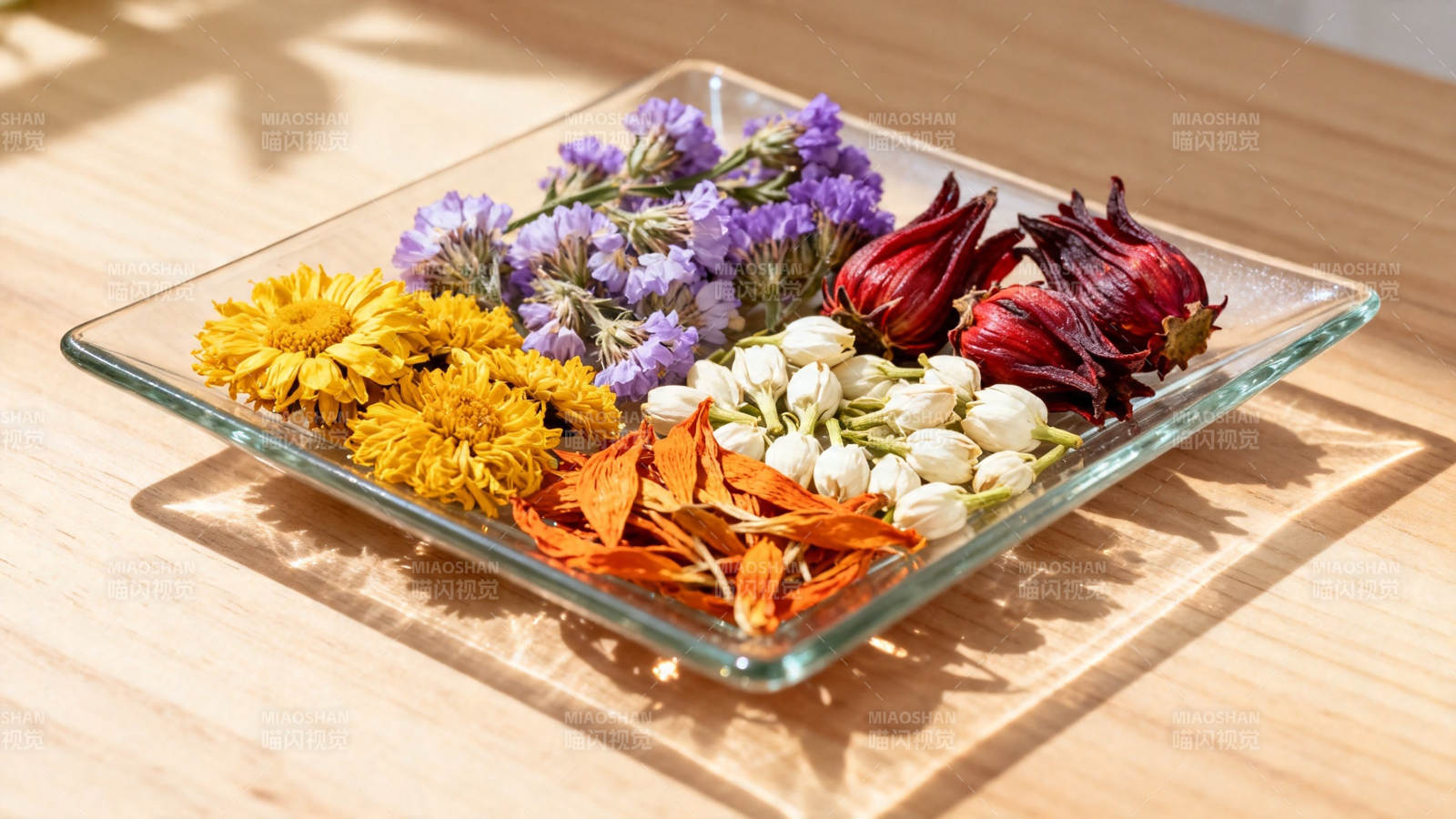 五色干花 静置玻璃盘中图片