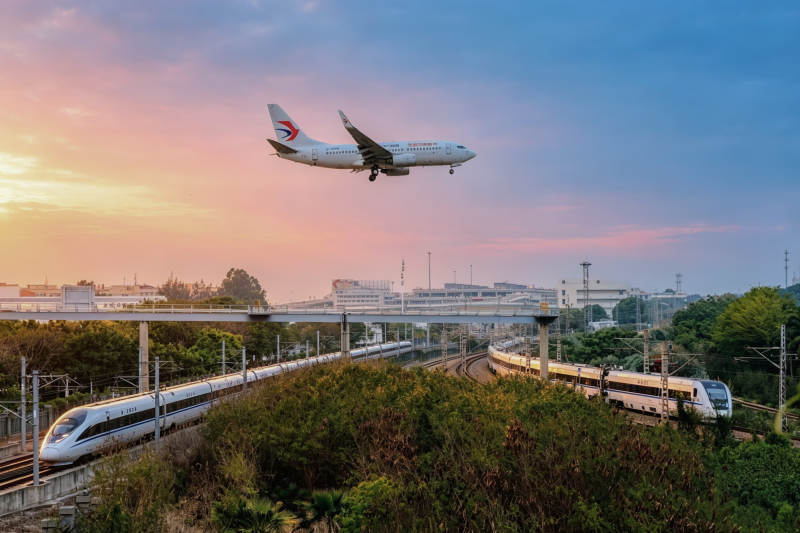 飞机火车共舞黄昏天际线图片