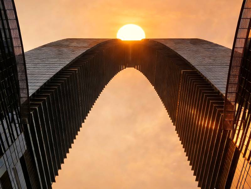 日落拱门 城市剪影图片