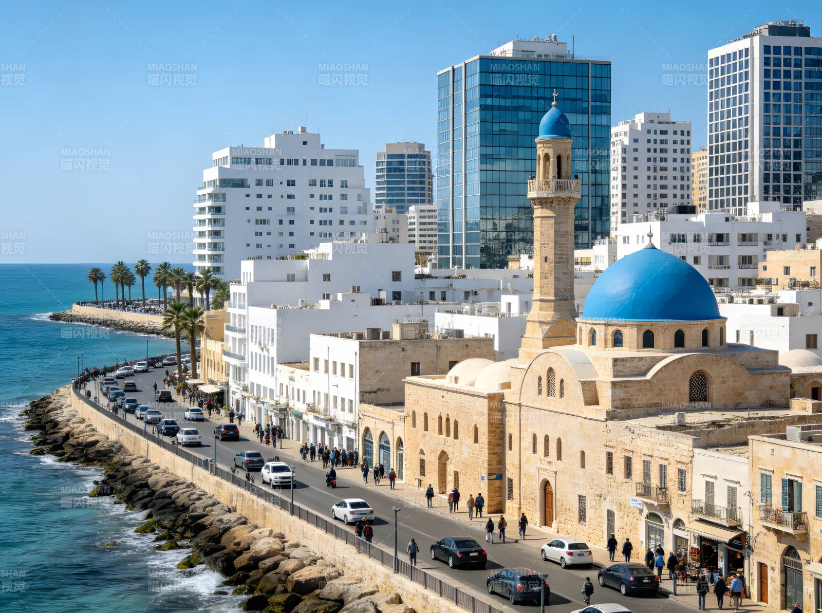 海滨古城与现代高楼交融图片