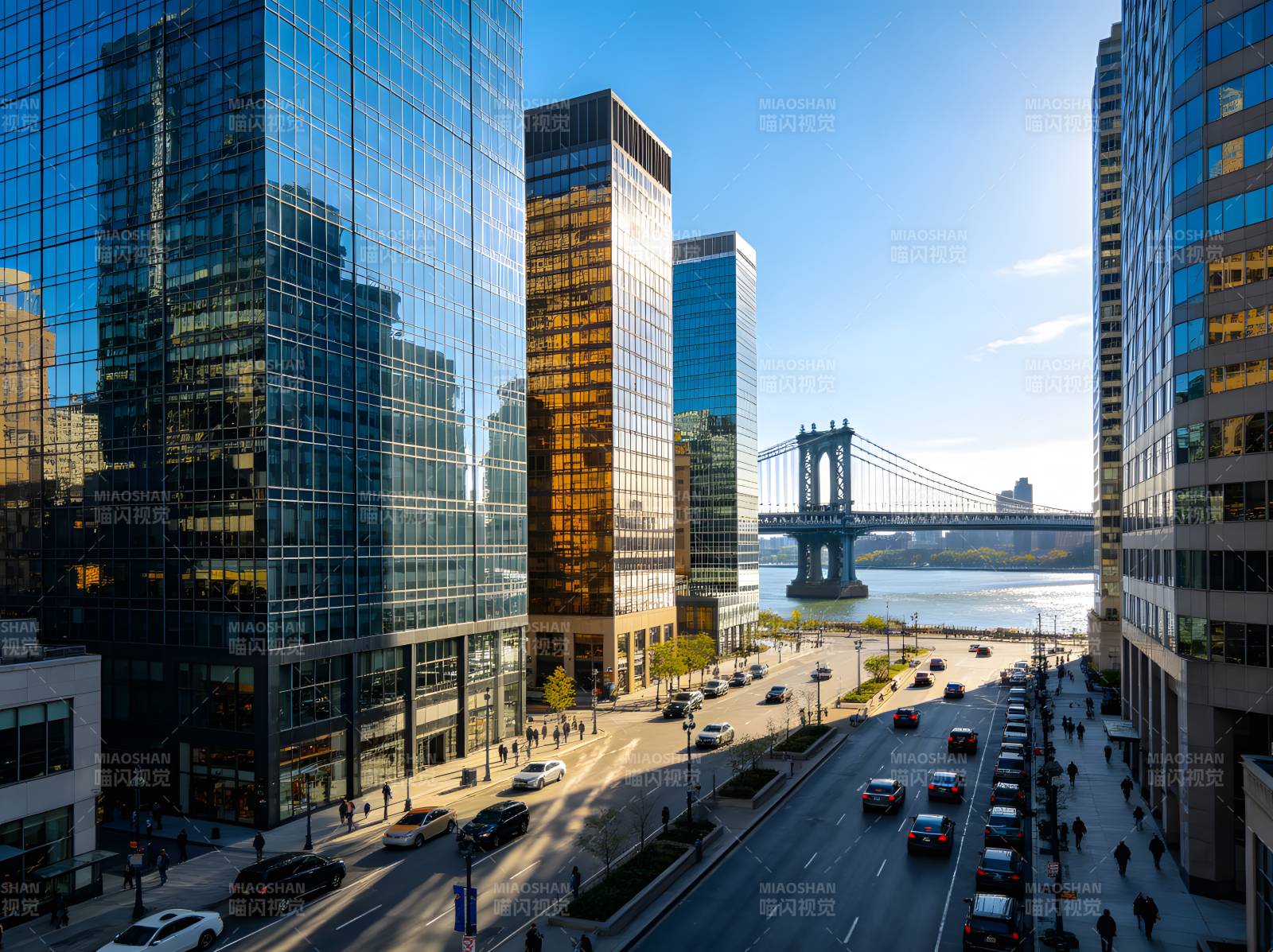 曼哈顿大桥映玻璃楼群图片
