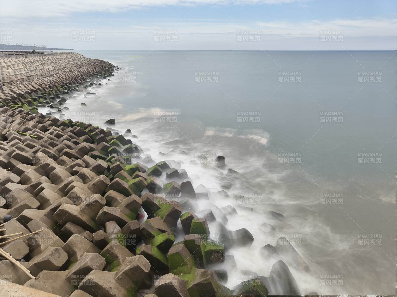 海浪拍岸 消波块护堤图片