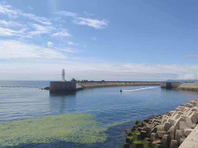灯塔守海港 碧波映蓝天图片