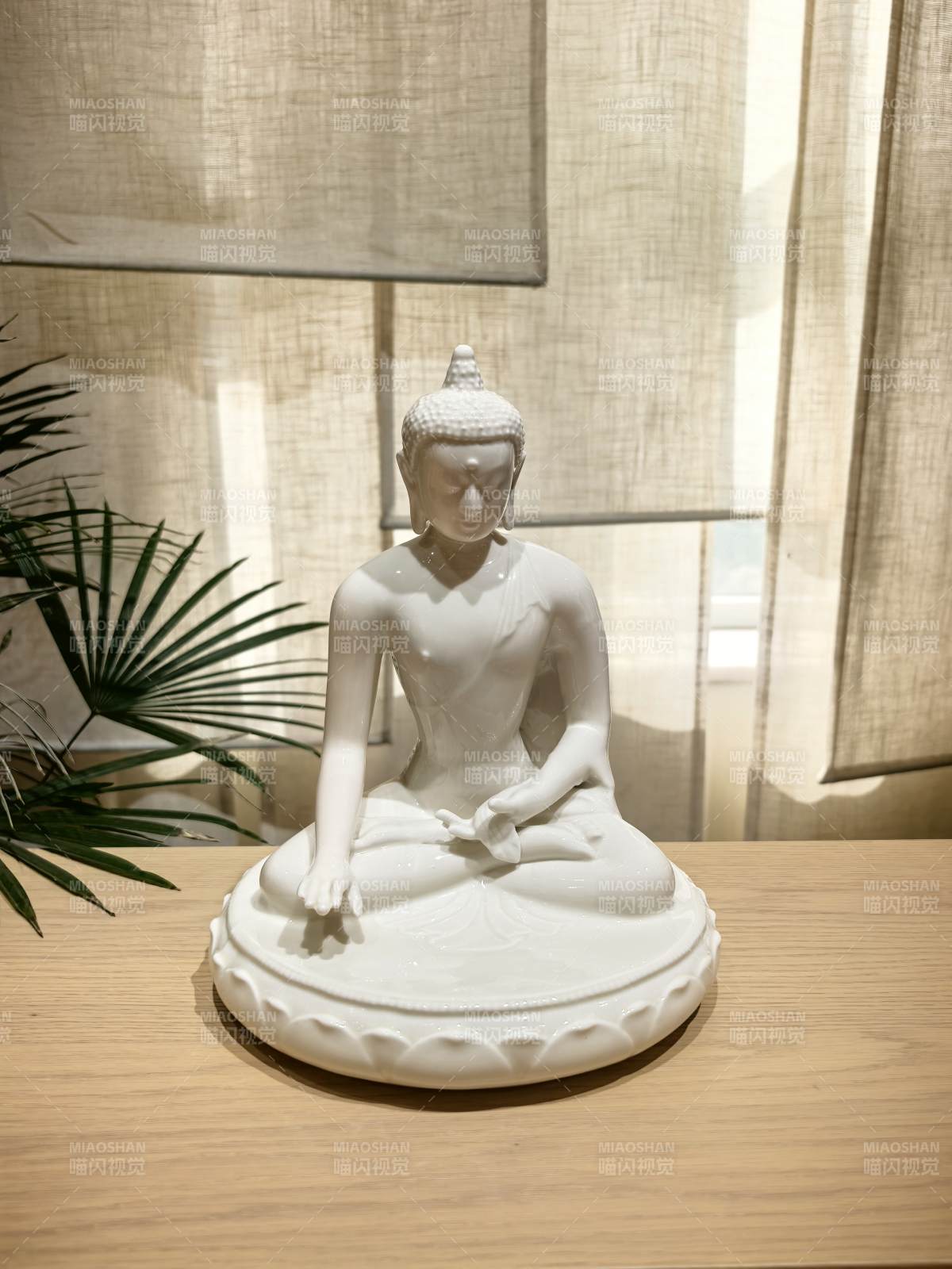 白瓷佛像静坐莲台图片