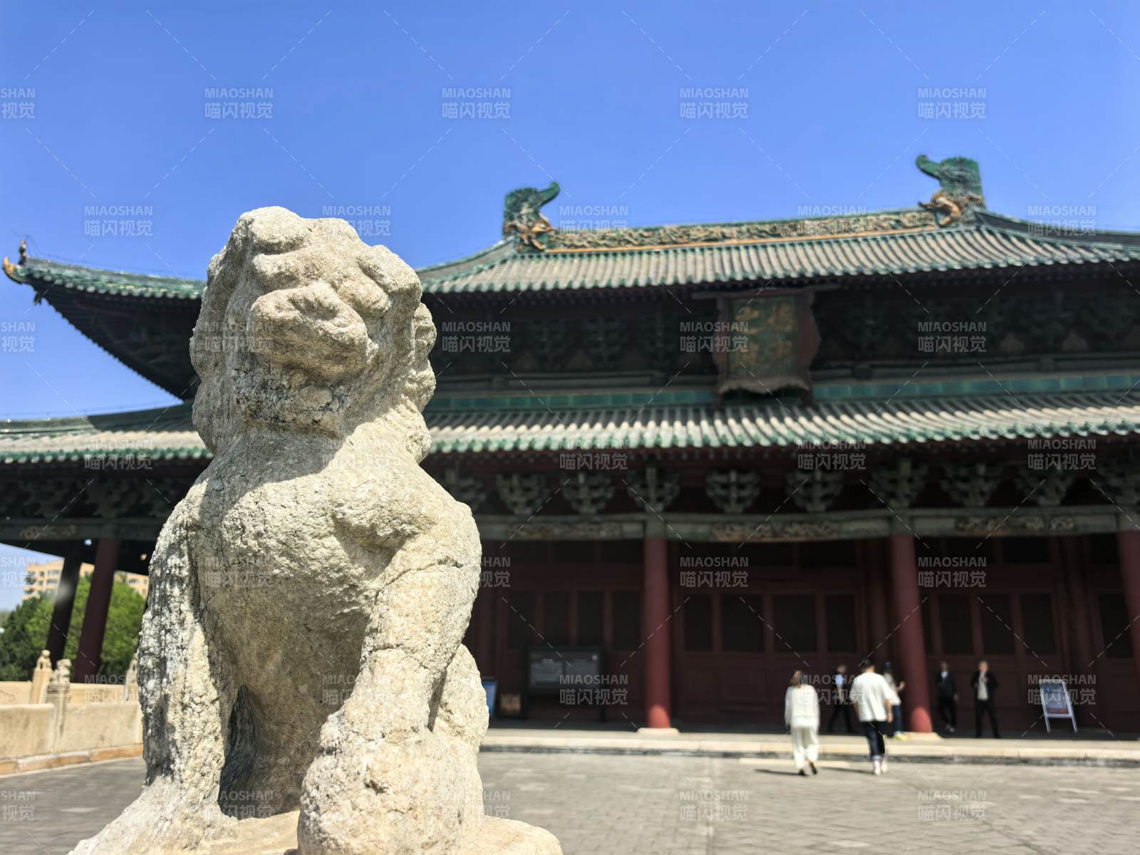 古寺石狮迎客来图片