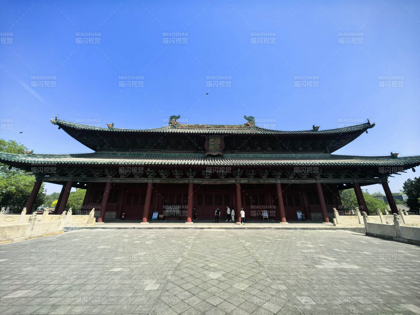 古建大殿 红柱绿瓦映蓝天图片