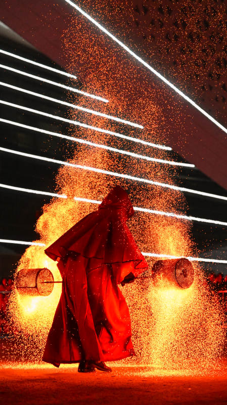 火舞红袍 星雨飞扬图片