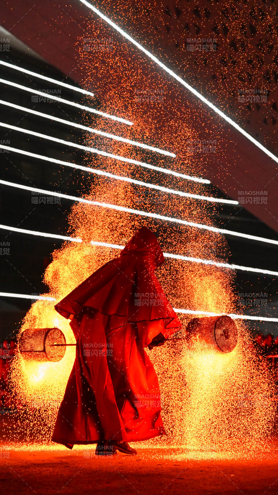 火舞红袍 星雨飞扬图片