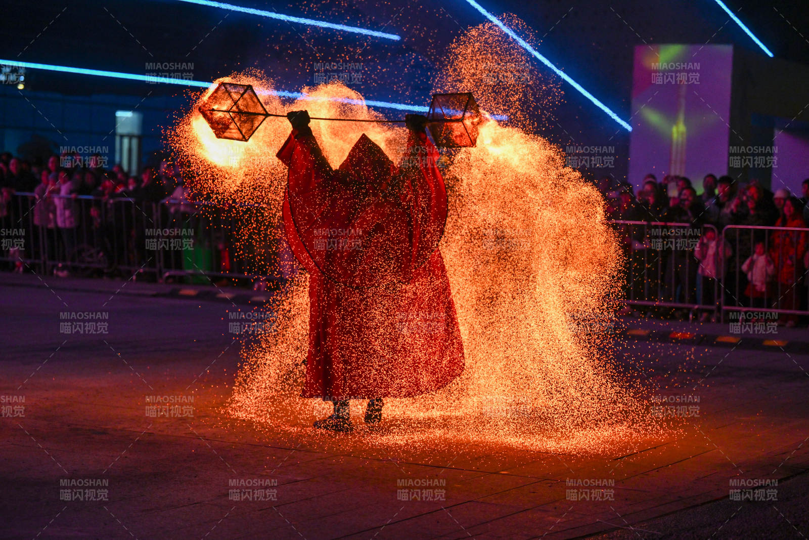 火舞表演 火花四溅震撼人心图片