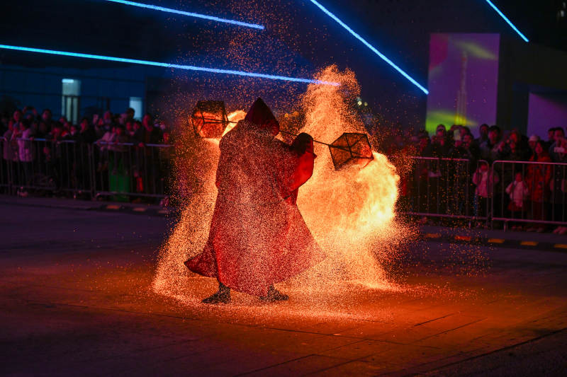 火舞表演 观众围观图片