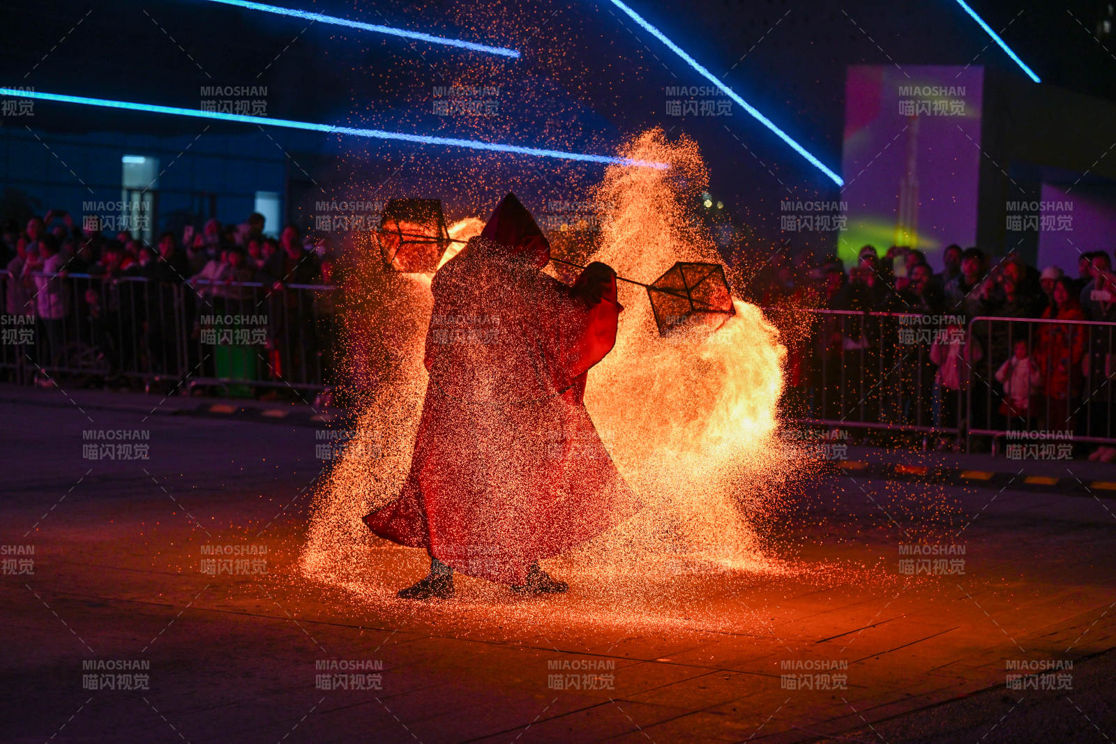 火舞表演 观众围观图片