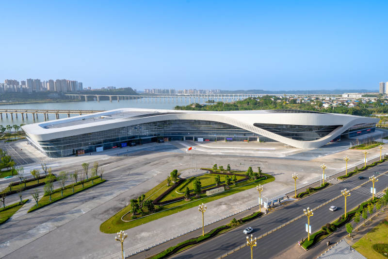 现代流线型会展中心航拍图图片