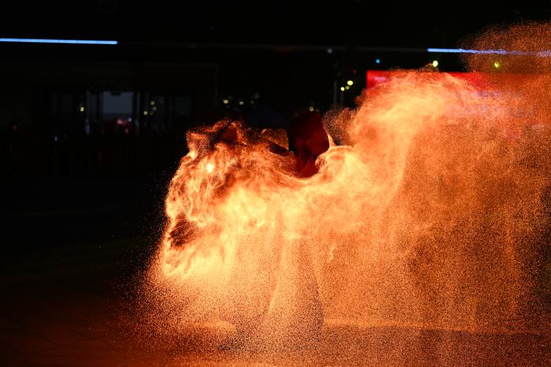 火舞飞扬 夜燃激情图片