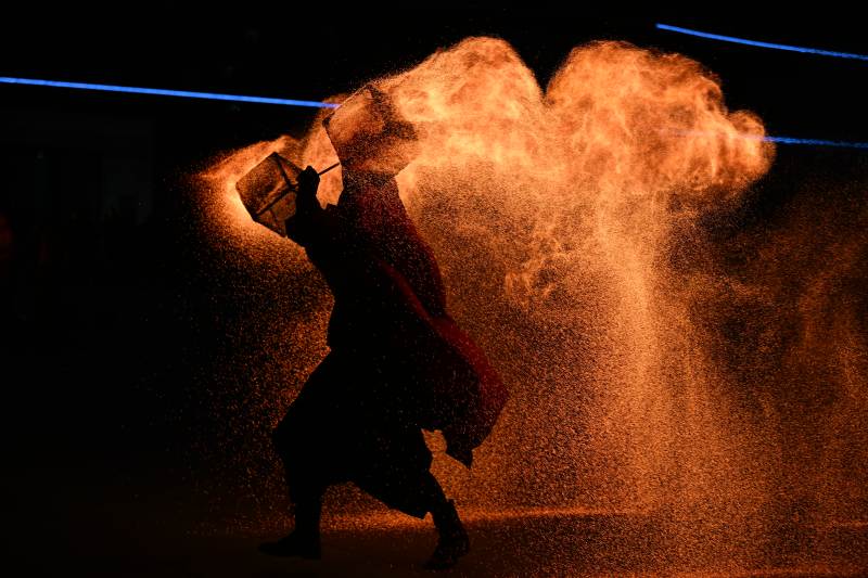 火舞飞扬 光影交错图片