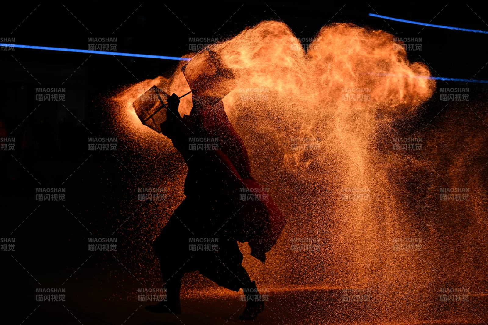 火舞飞扬 光影交错图片