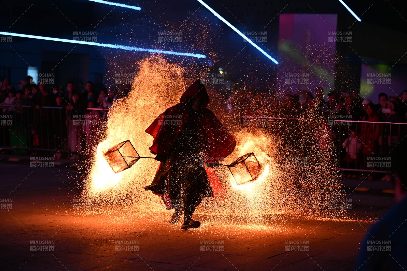 火舞表演 火花四溅震撼全场图片