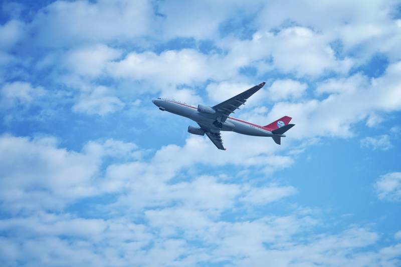 飞机穿云飞行中图片