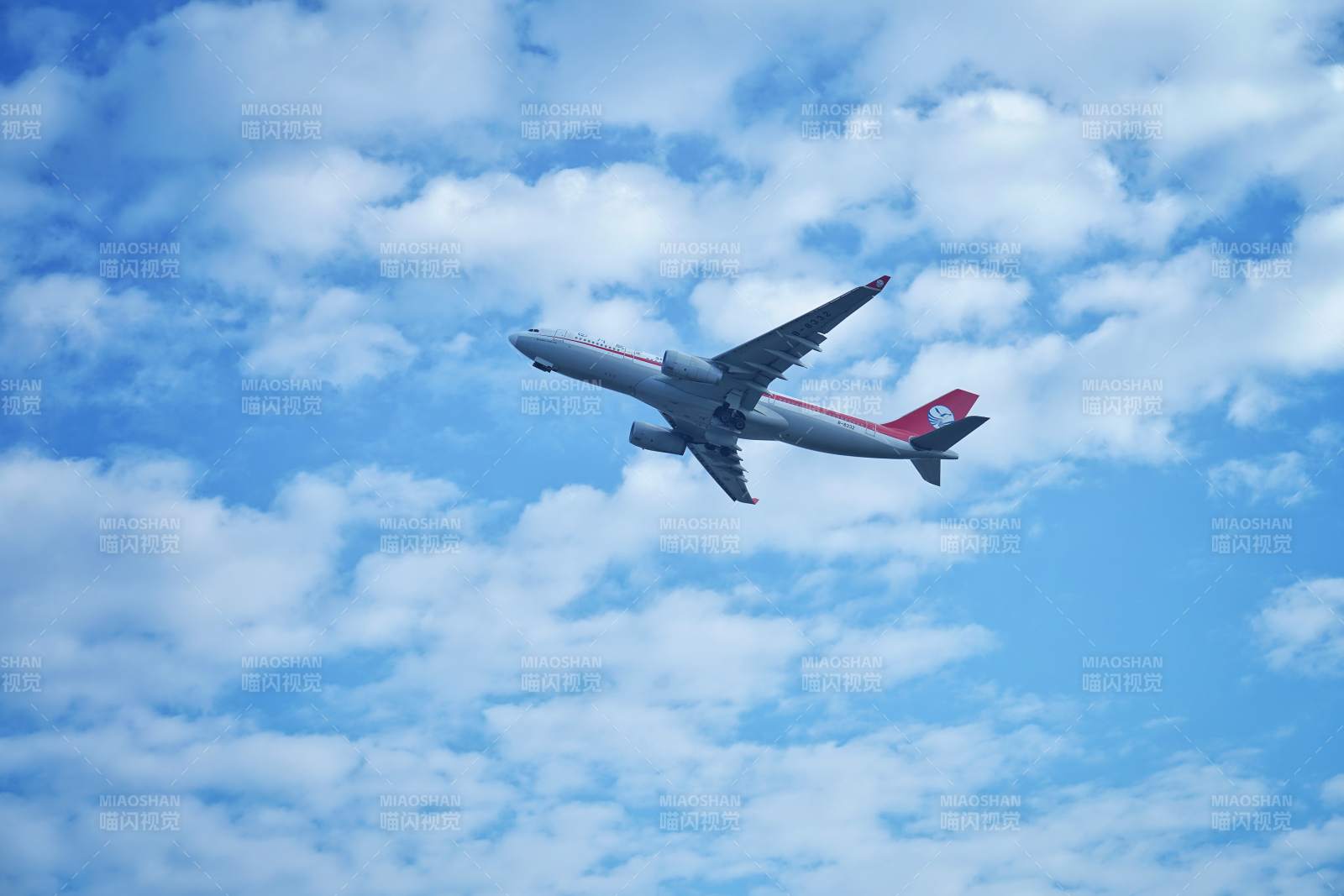 飞机穿云飞行中图片