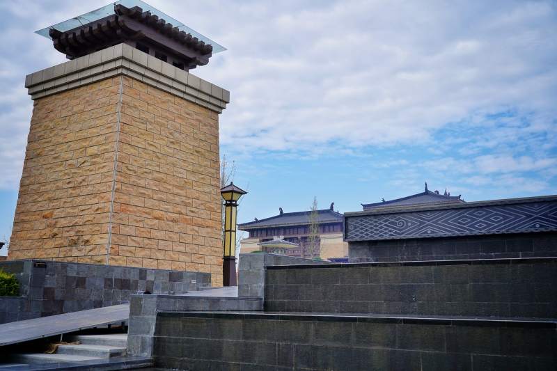 古塔映蓝天 石墙伴飞檐图片