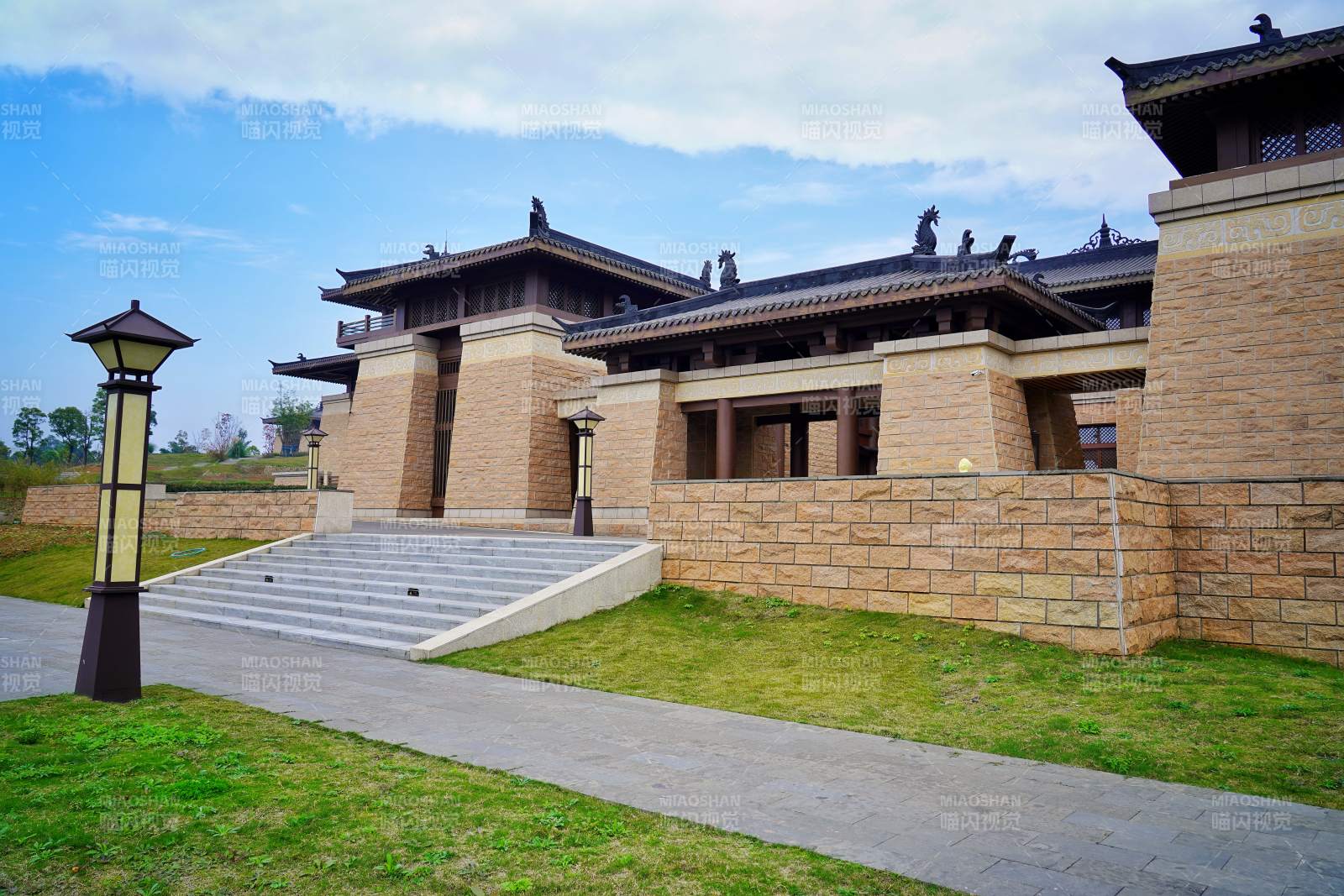 古风建筑群 青砖黛瓦映蓝天图片