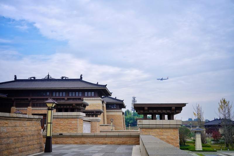 古风建筑与飞机同框奇景图片