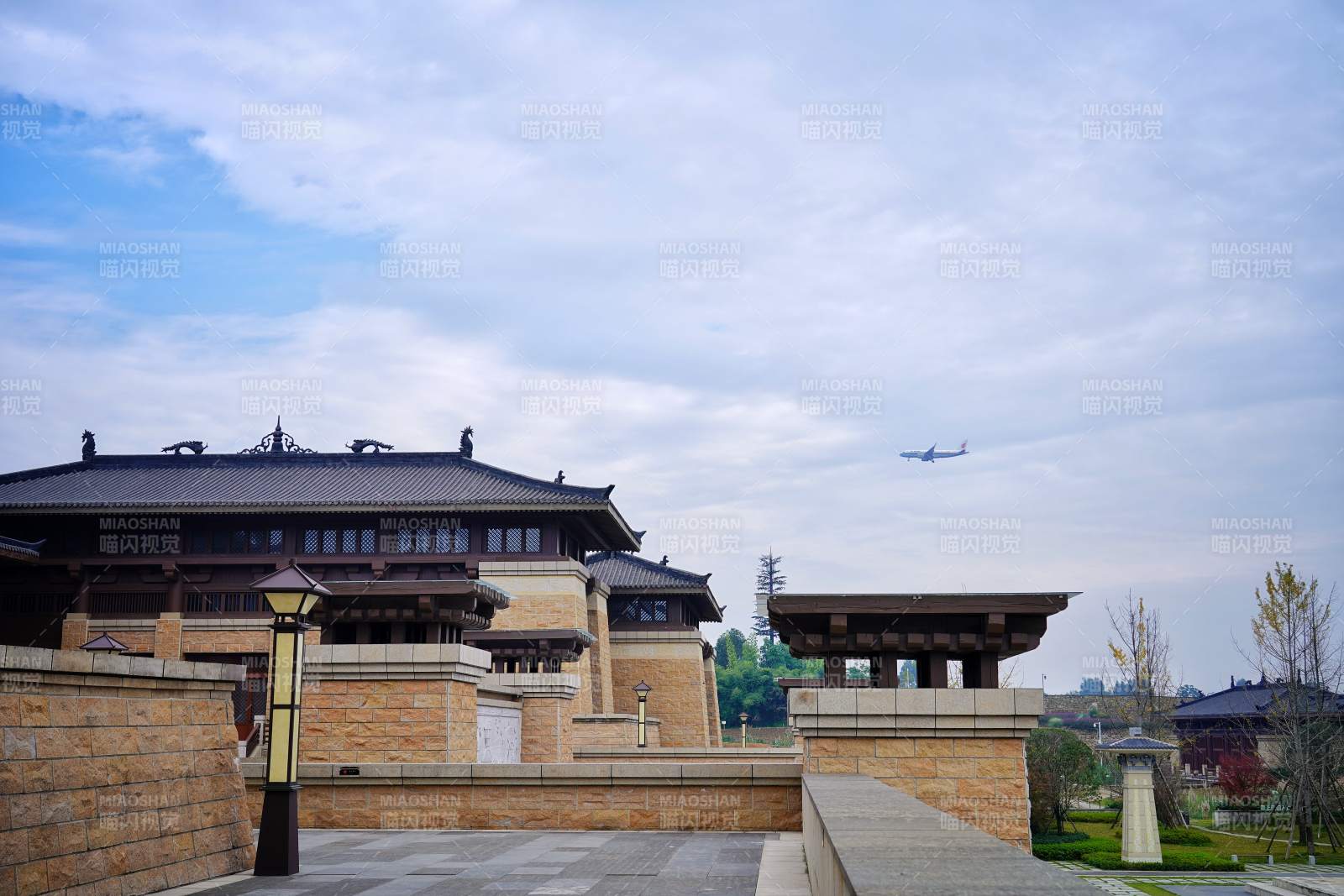 古风建筑与飞机同框奇景图片